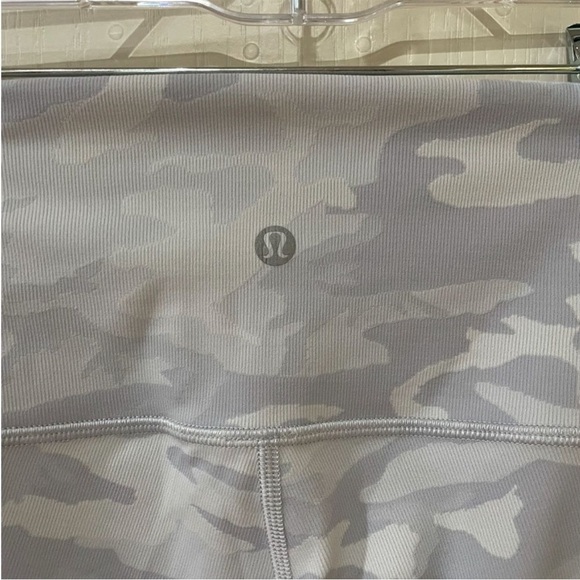 Lululemon women’s camo print leggings size 4 - Picture 5 of 7